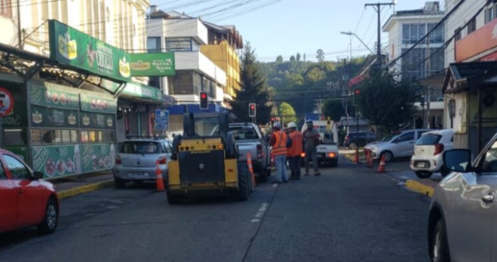 Comerciantes de calle Varas esperan pronta adjudicación de obras abandonadas en Puerto Montt