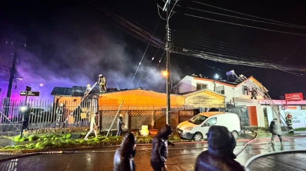 Explosión de cilindro de gas produjo incendio que afectó cuatro casas en Puerto Montt