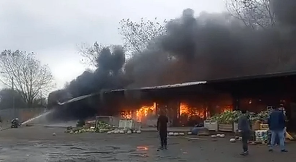 Incendio arrasó cinco locales comerciales en la feria Lagunitas de Puerto Montt